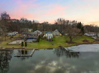 3529 Lakeview Dr, Ortonville, MI 48462