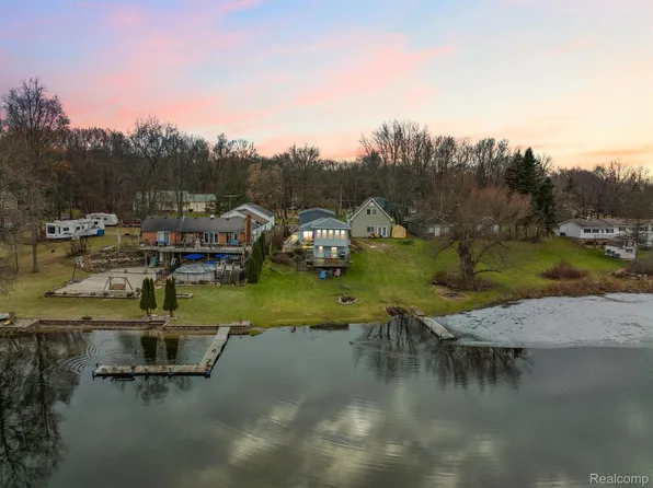 3529 Lakeview Dr, Ortonville, MI 48462