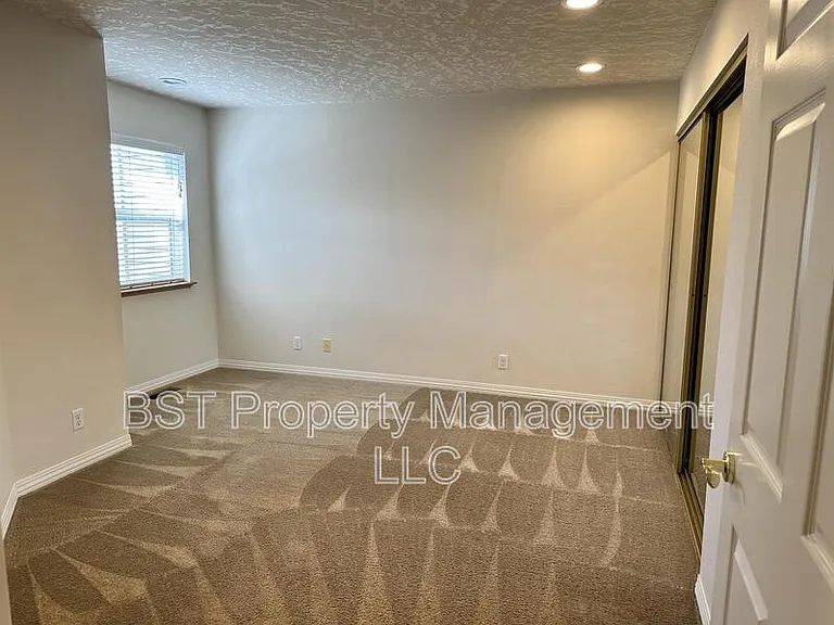 330 E College St — Photo 11