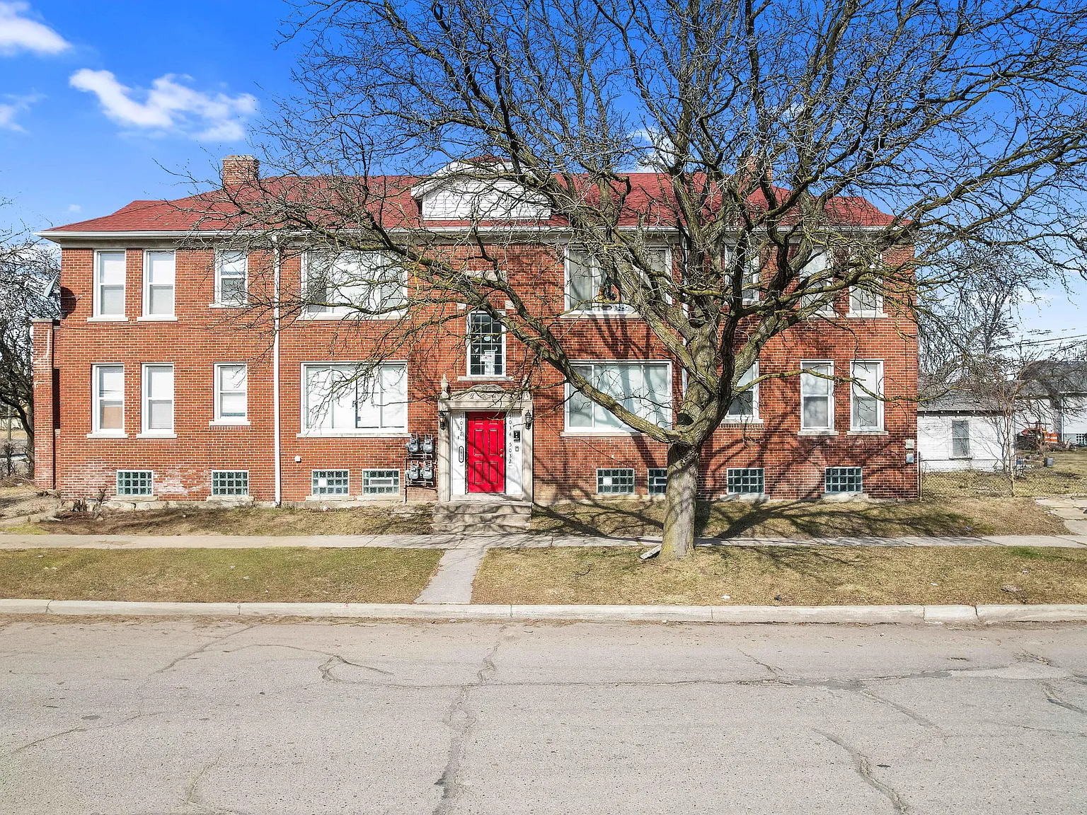 2 bed, 1.0 bath, 910 sqft, $900 — Photo 2