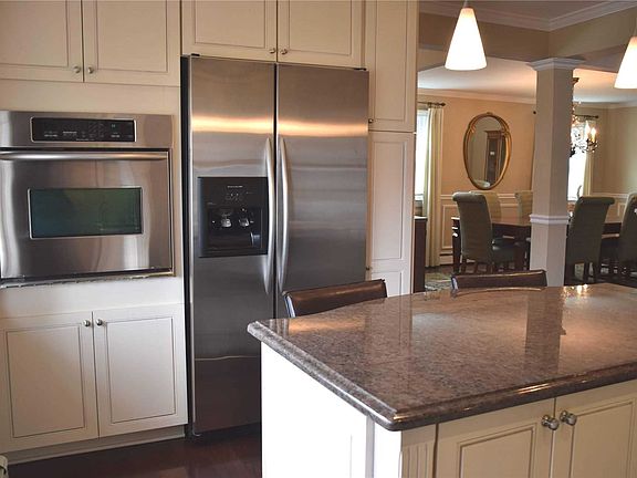 3rd image of 102 Blueberry Ln