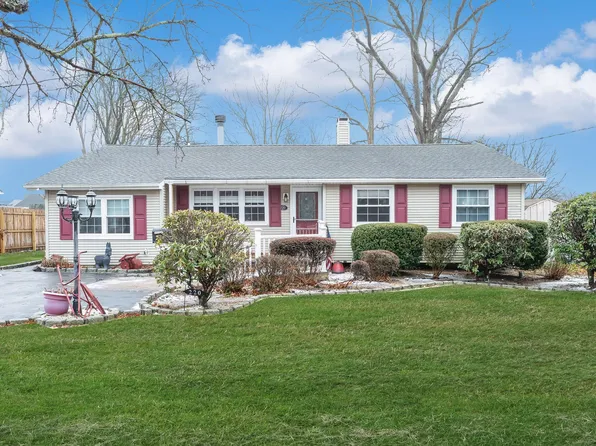 220 Matthews Road, Oakdale, NY 11769
