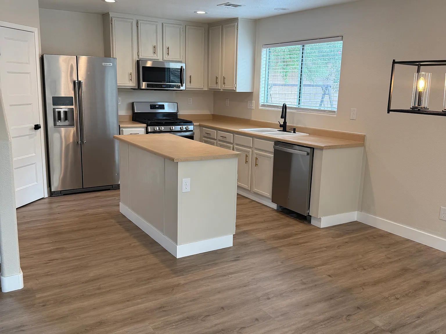 3 bed, 1301 sqft, $2,095 — Photo 4