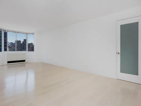 429 East 52nd Street image 2 of 12