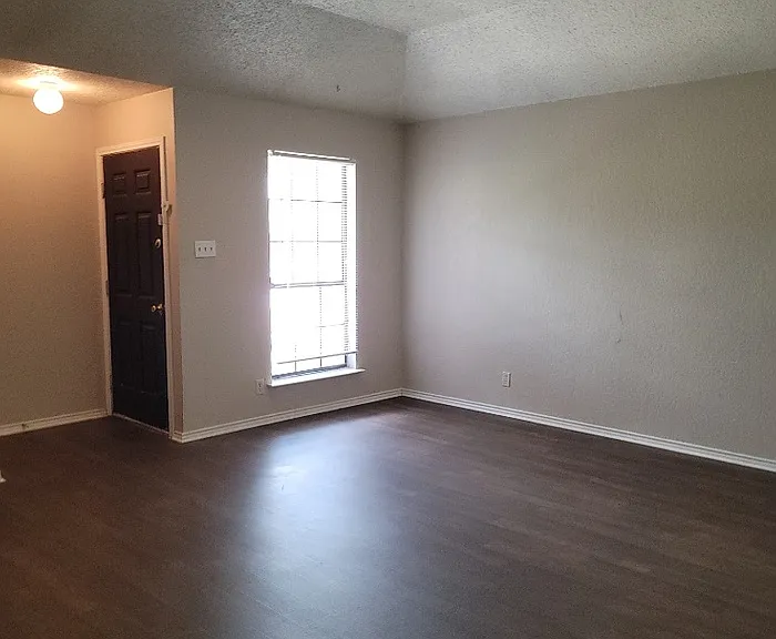1117 Landsdale Ln — Photo 2