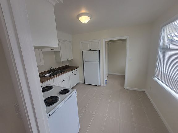 5th image of 2209 Lombard Ave #1