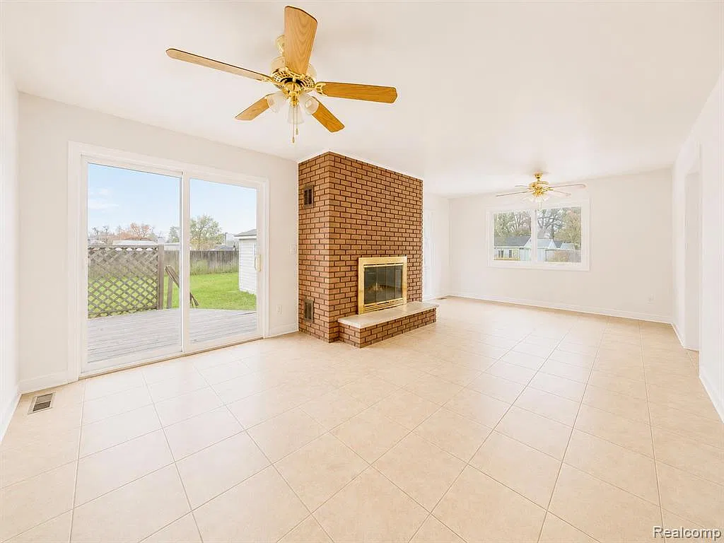 3 bed, 1354 sqft, $1,650 — Photo 4