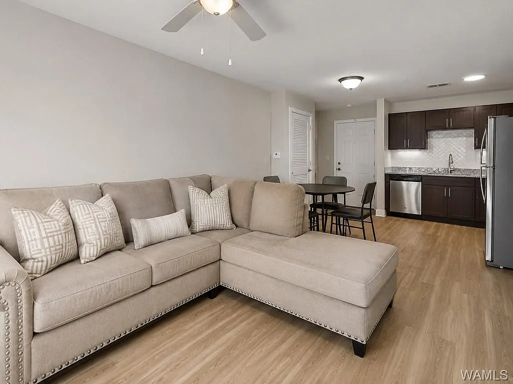 3 bed, 3.0 bath, 1266 sqft, $2,595 — Photo 2