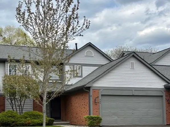 555 Winwood Ct, Walled Lake, MI 48390