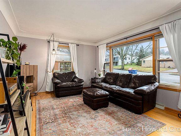 3rd image of 926 Calvary Ave NW