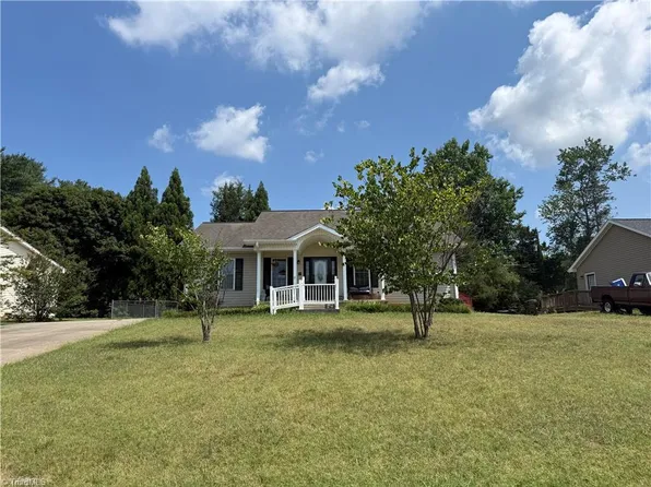 105 McCleskey Dr, Yadkinville, NC 27055