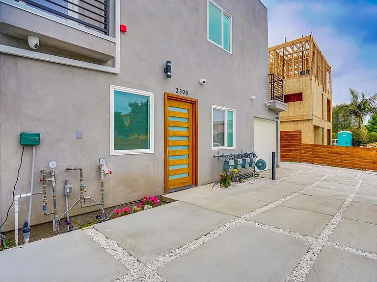 2300 Carmona Ave — Photo 4