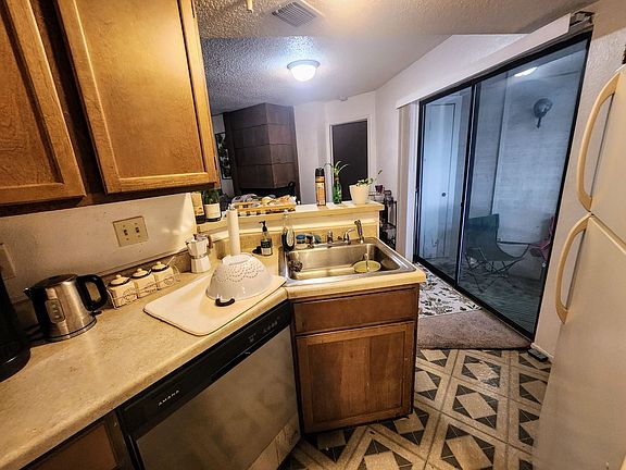 4th image of 701 W 25th St APT 4