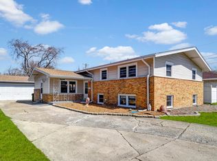 4132 W 101st St, Oak Lawn, IL 60453