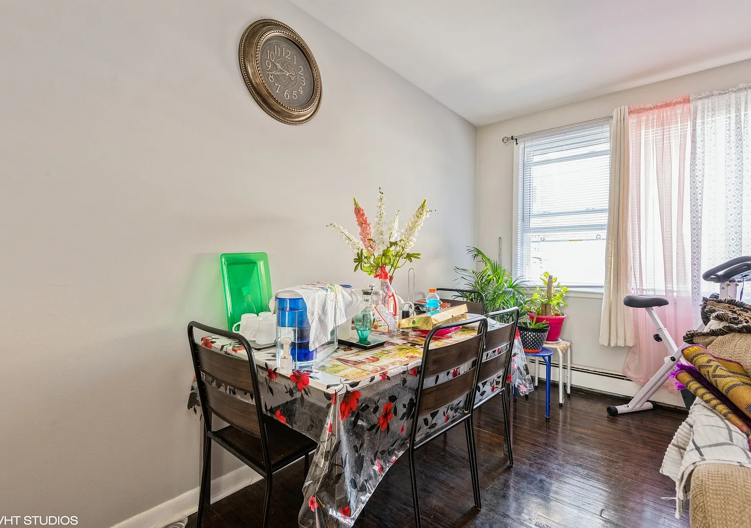 3 bed, 1200 sqft, $2,400 — Photo 4