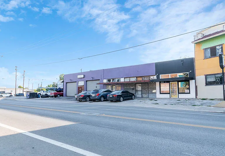 2505 S Presa St — Photo 3
