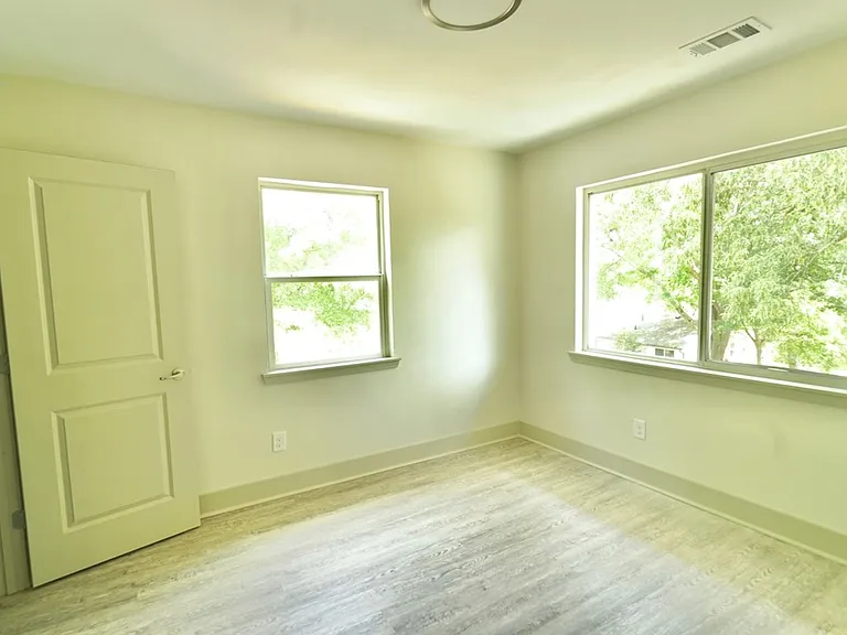 Emory Woods Apartments — Photo 10