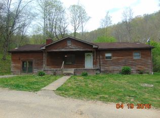 879 6th St, Paintsville, KY 41240