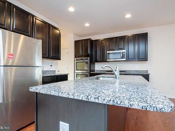 3rd image of 404 Leo Ln
