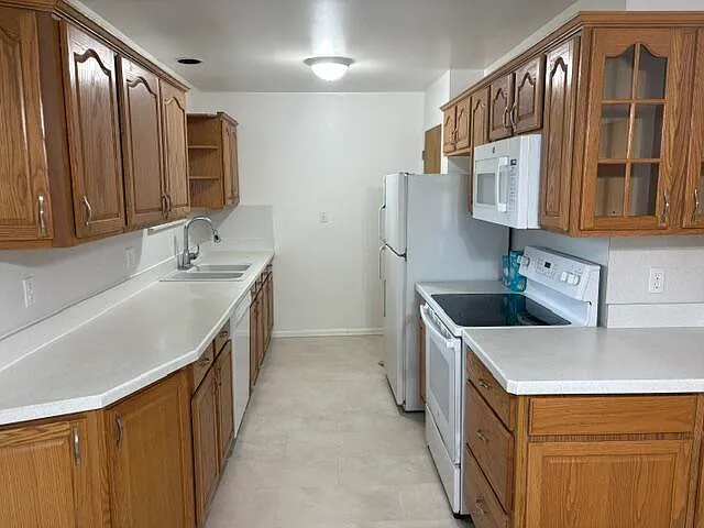3 bed, 1.0 bath, 1088 sqft, $2,000 — Photo 2