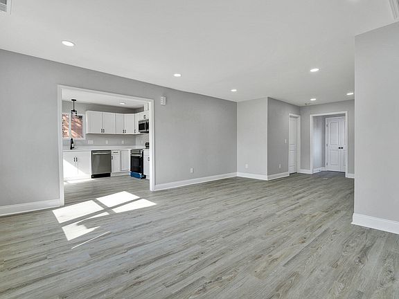4th image of 3209 Hillwood Dr