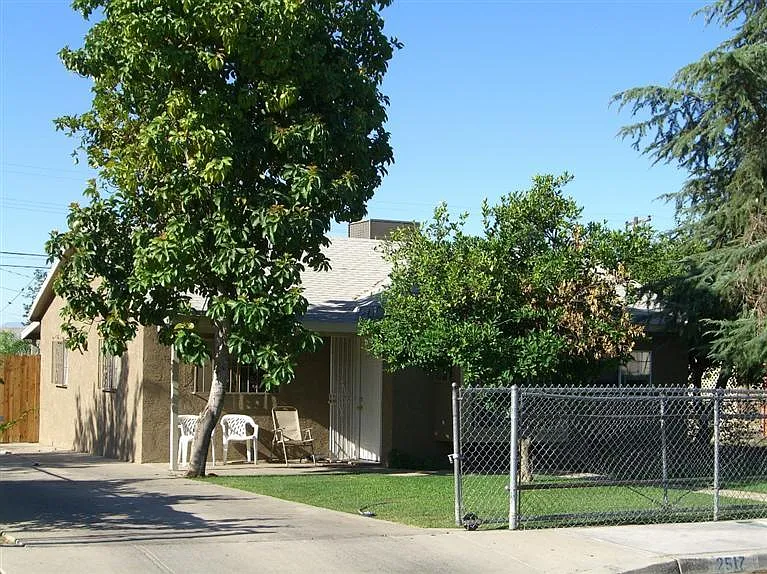 2517 Lake St photo 1