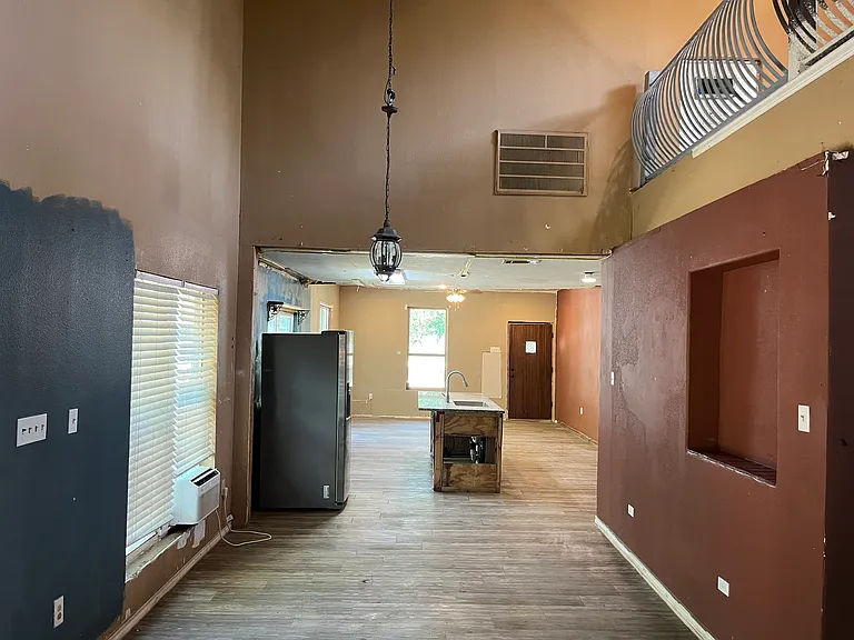 661 E Crow St — Photo 6