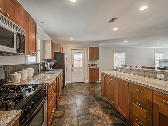 4th image of 9305 Larchwood Dr