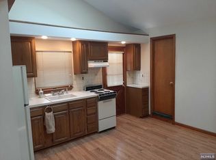 69 Greenwich St, Bergenfield, NJ 07621