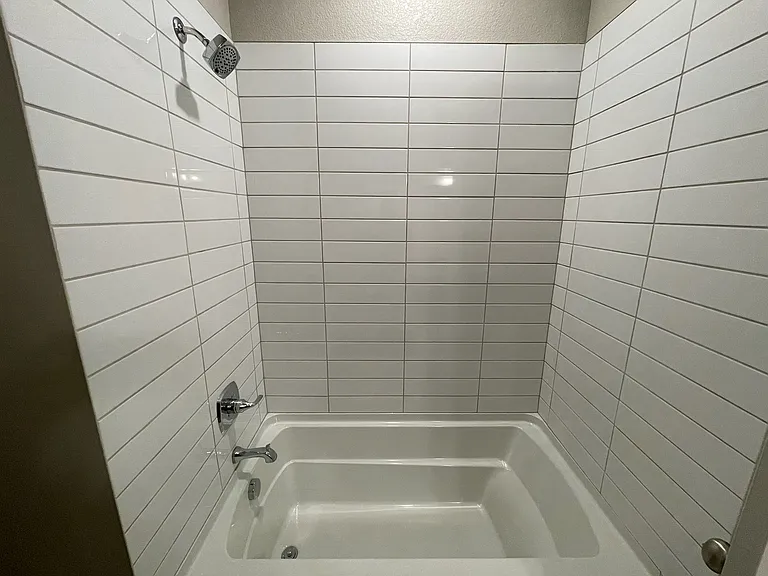 Shared bathroom for 2nd and 3rd bedrooms