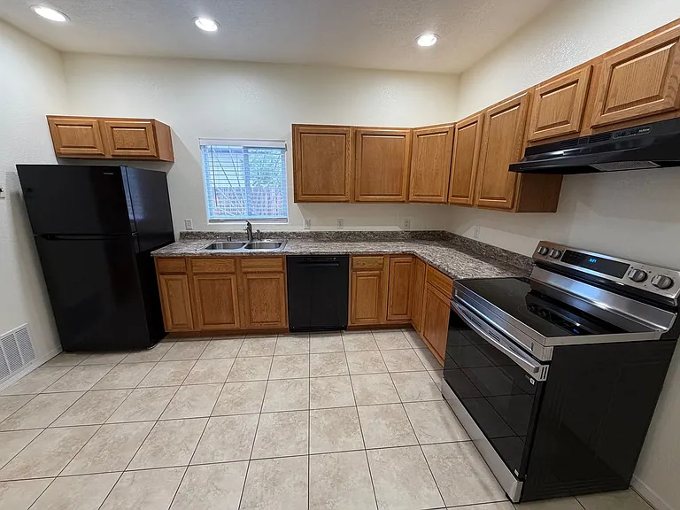 1911 Girard Blvd NE — Photo 8