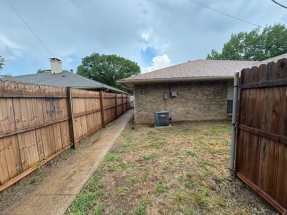 3rd image of 715A Oakwood Ln