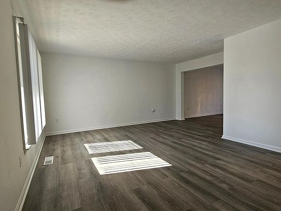 5th image of 803 Upland Dr
