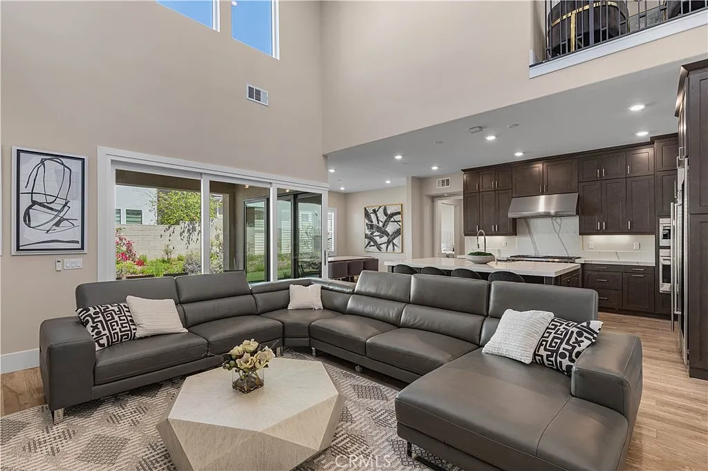 5 bed, 3.5 bath, 3207 sqft, $9,000 — Photo 4