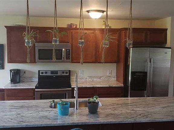 4th image of 18 Vineyard Ln