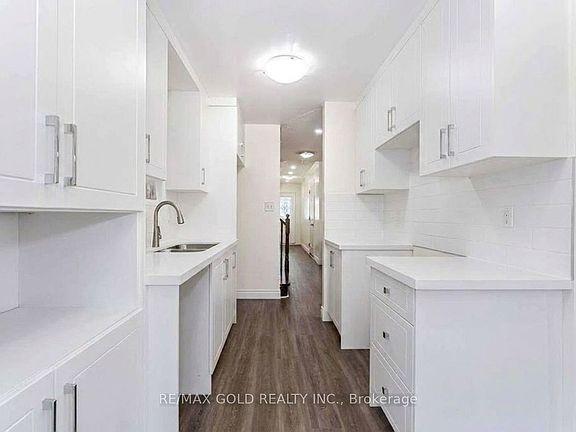 3rd image of 35 Ridgefield Ct