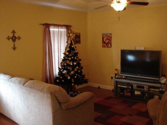 2nd image of 2413 Pineridge St