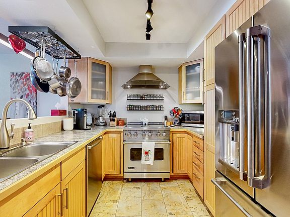 3rd image of 624 Pearl St #203