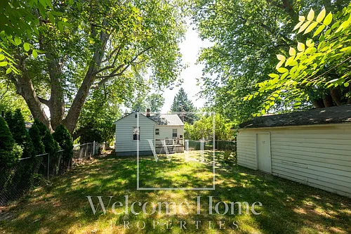 627 E Maple St Photo 1