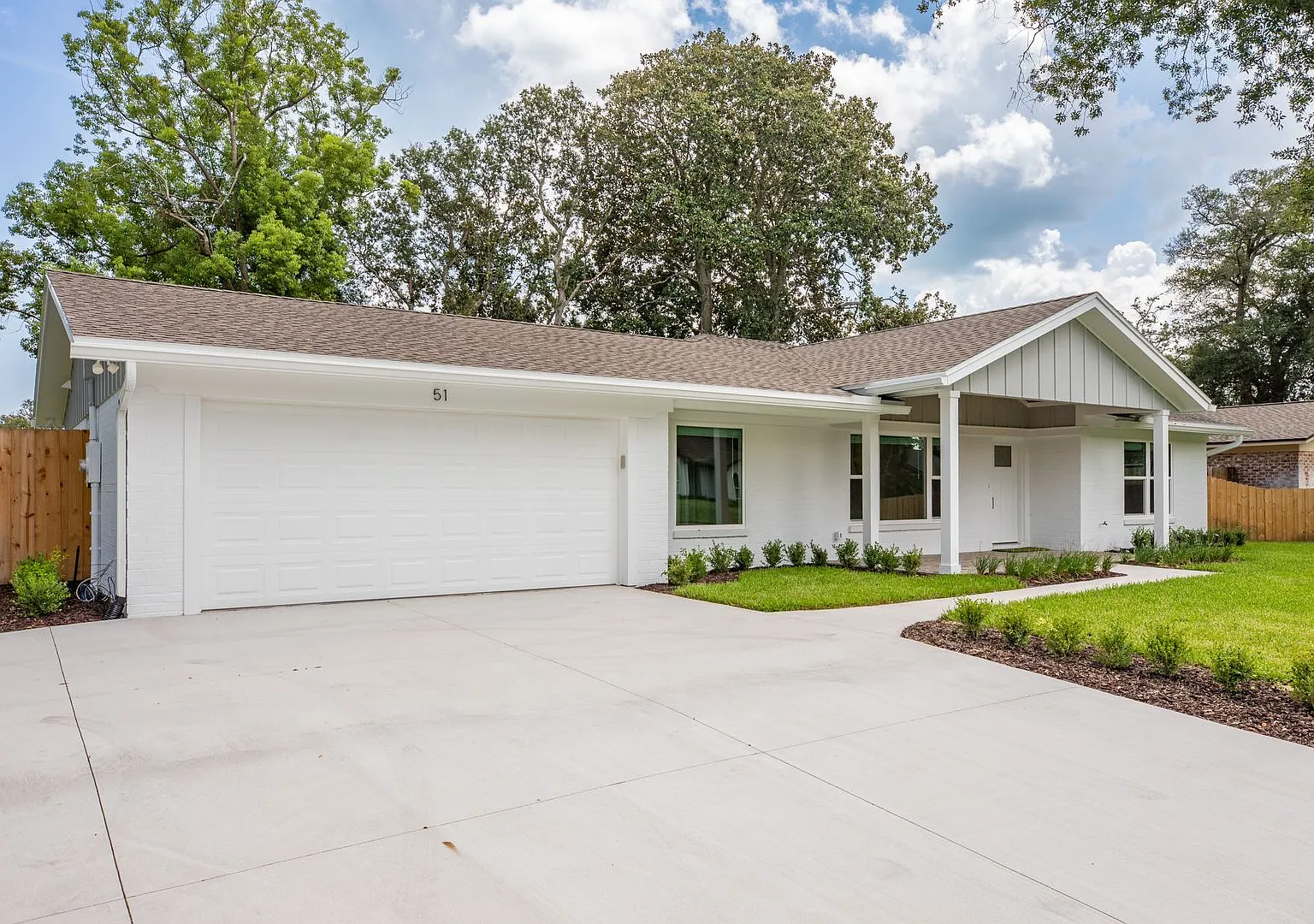 Beautifully Renovated Home Backing Up To Golf Course in Jax Beach — Photo 2