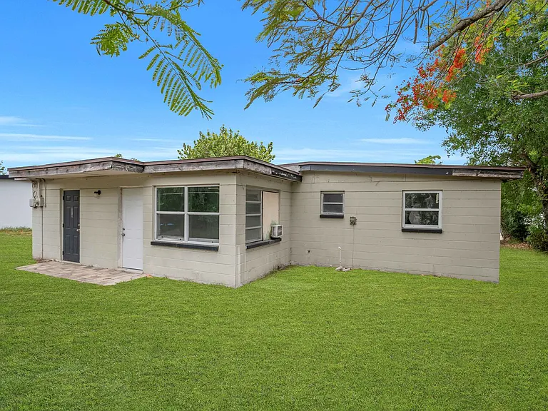 1527 Gardenia Ave — Photo 19