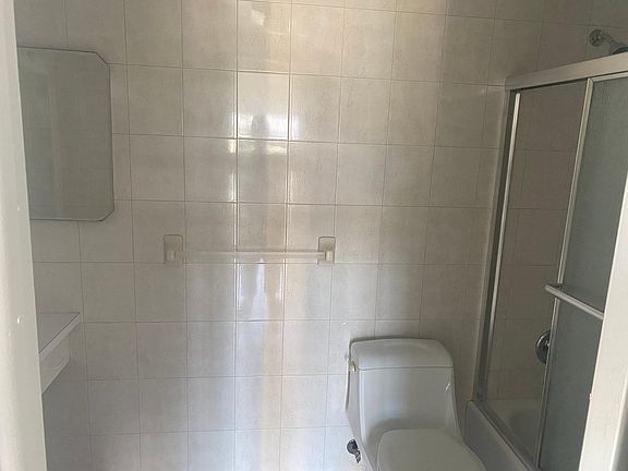 5th image of 2797 NE 51st St #304