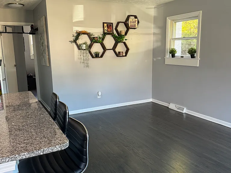 2669 Thorndale Ave — Photo 19