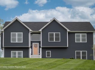 25 Meadow View Dr, Marlboro, NY 12542