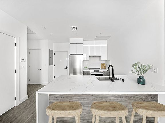 2nd image of 4640 Vernon Blvd #4A