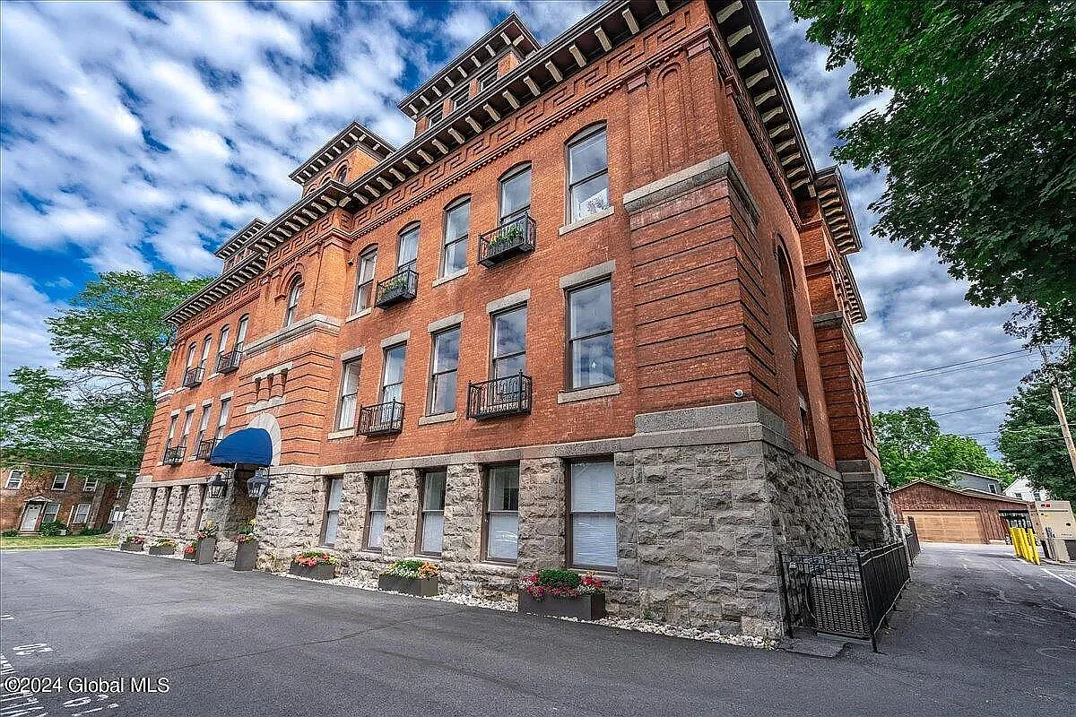 2 bed, 935 sqft, $2,700 — Photo 1