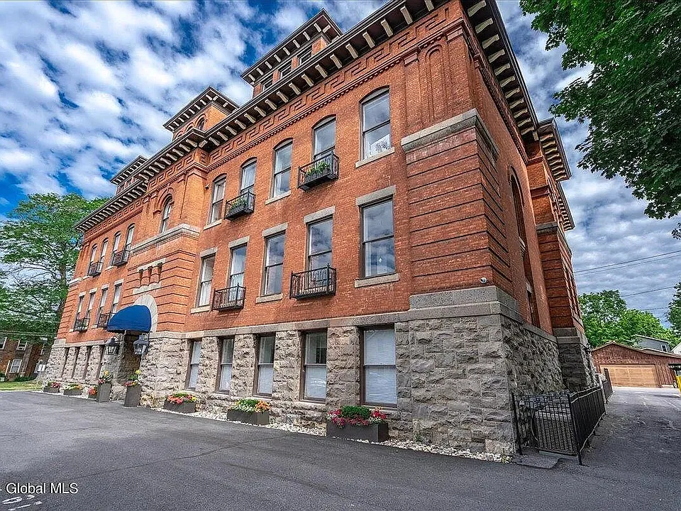 77 Van Dam St #305