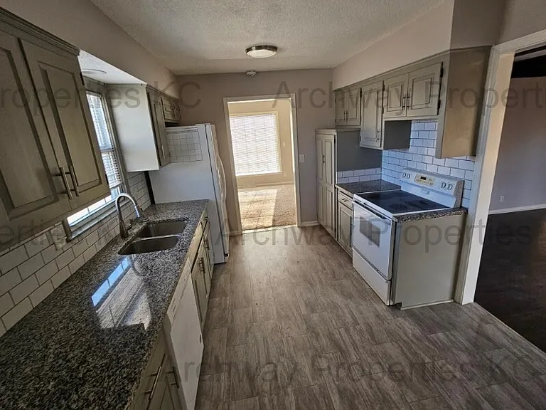 1600 W Elm Ter — Photo 3