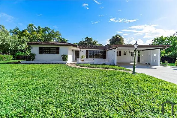 498 NE 28th Rd