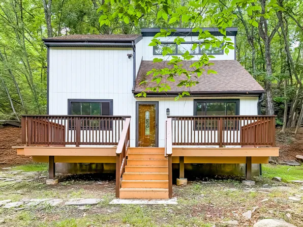 297 Saunders Dr, Bushkill, PA 18324